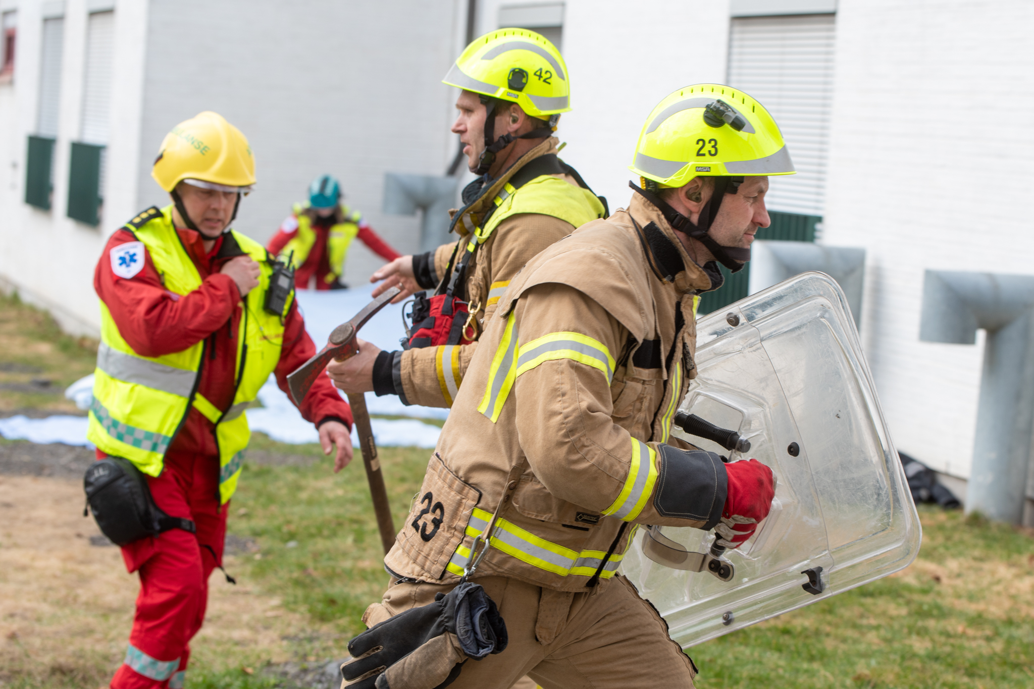 Brannmenn som slukker en brann