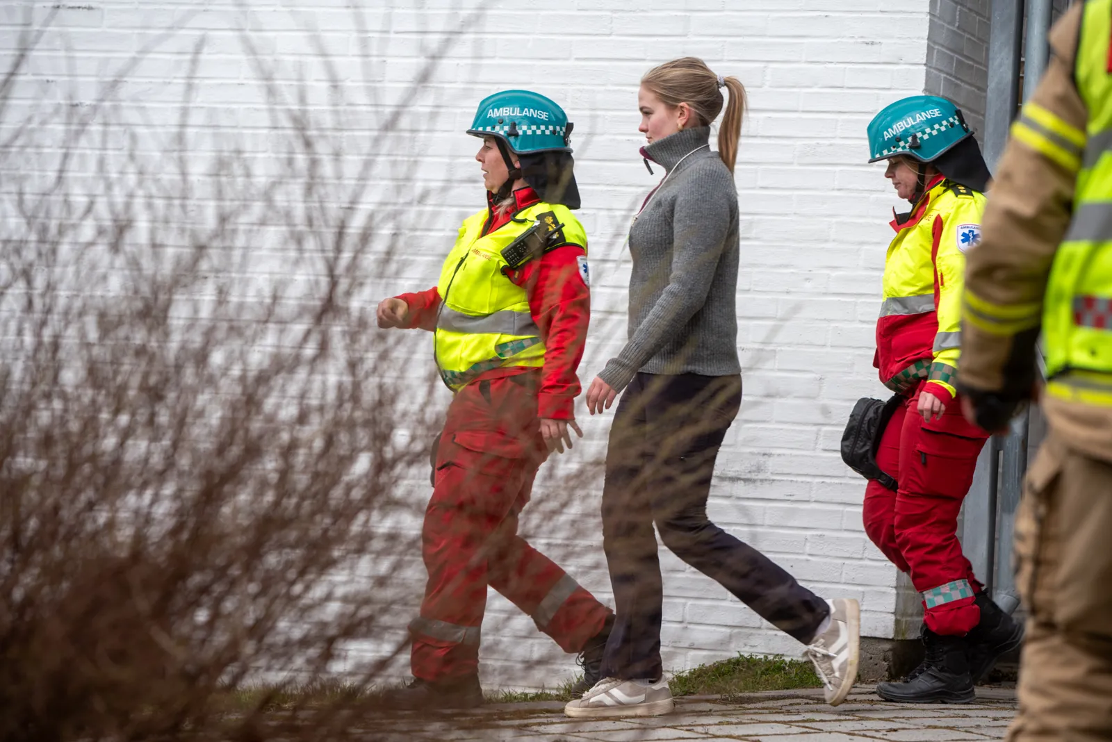 En gruppe mennesker i sikkerhetsvester som går på en vei