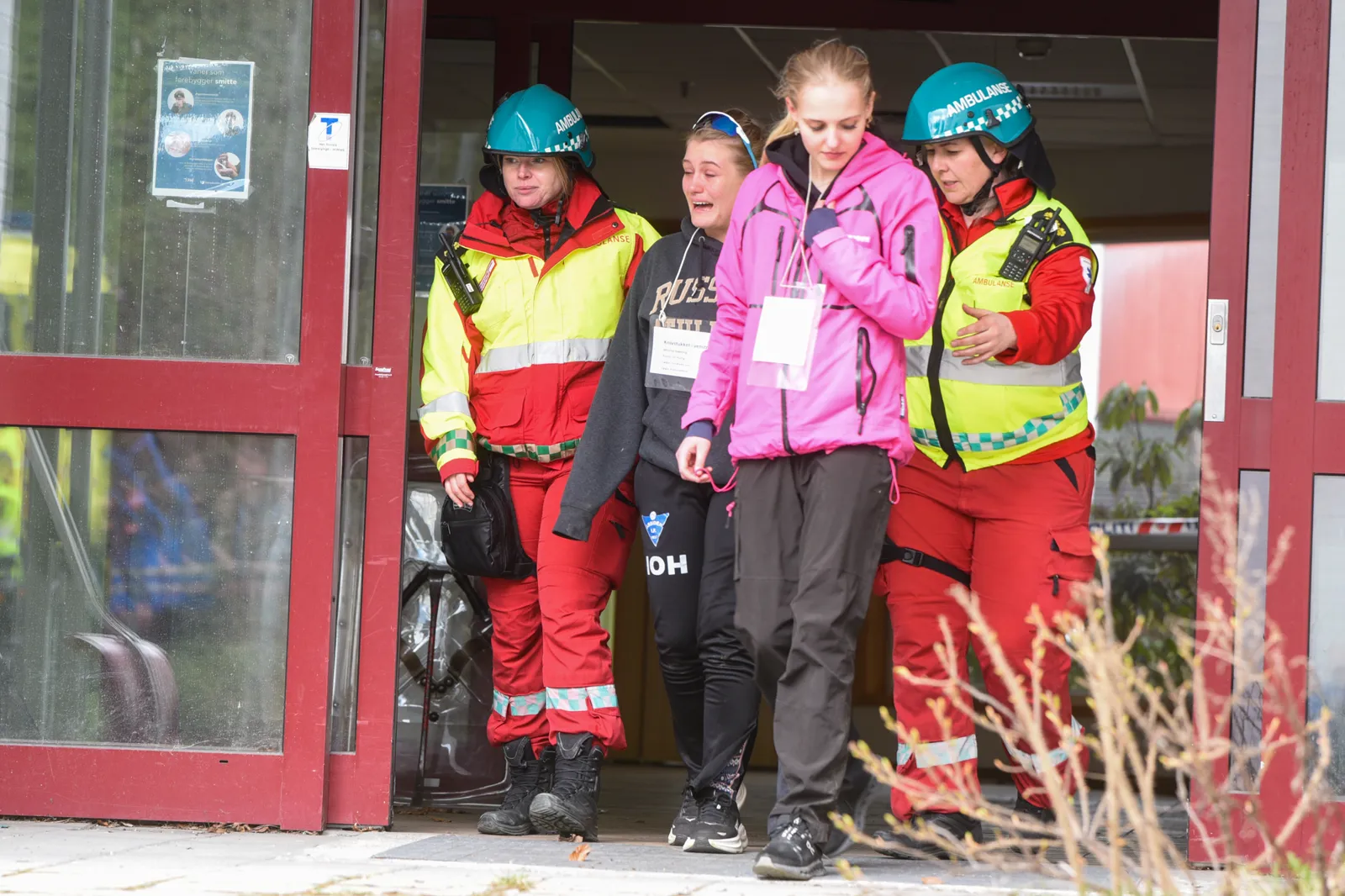 En gruppe mennesker iført brannmannsutstyr