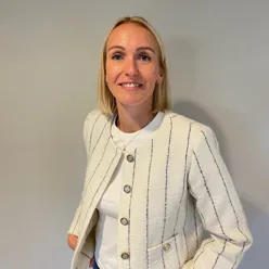 En person som smiler til kameraet