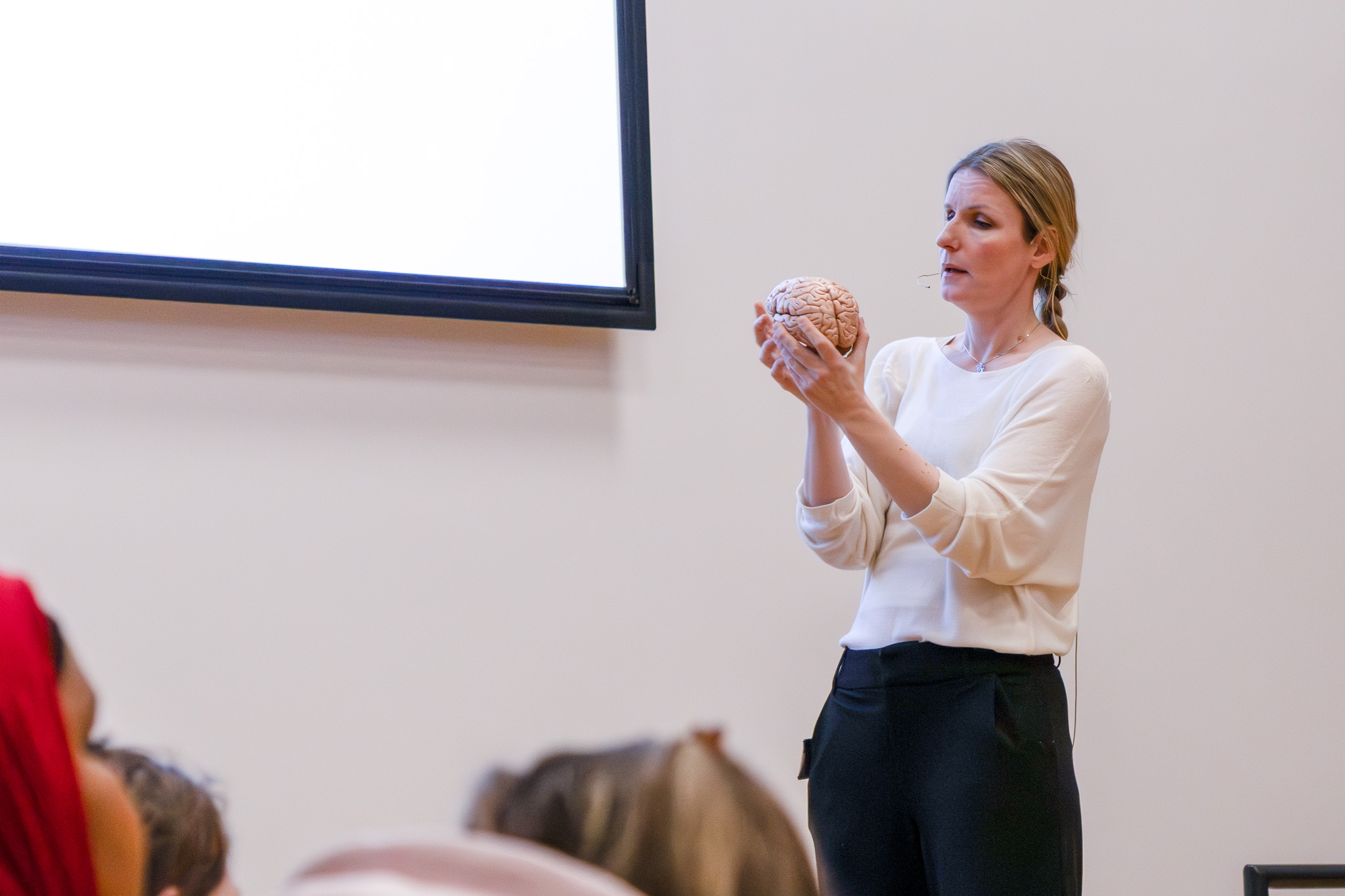 En person som holder et bakverk