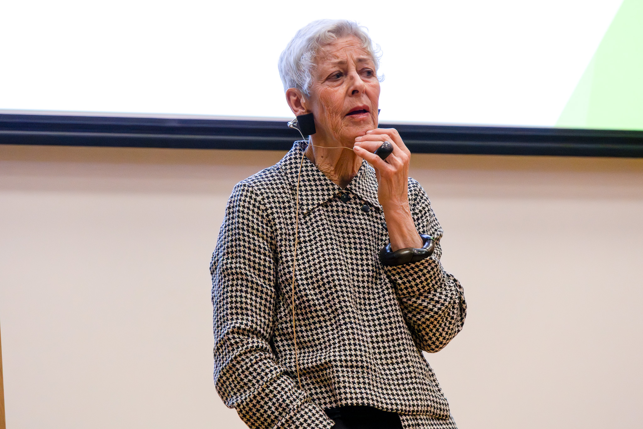 En person som snakker inn i en mikrofon