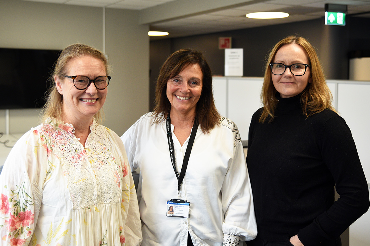 En gruppe kvinner som smiler