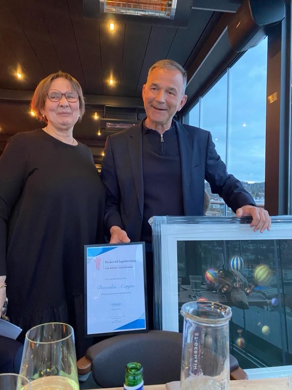 En mann og en kvinne som står ved siden av et akvarium