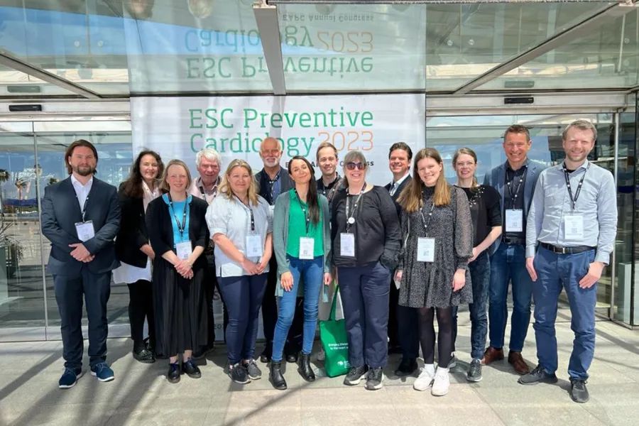 En gruppe mennesker som poserer for et bilde