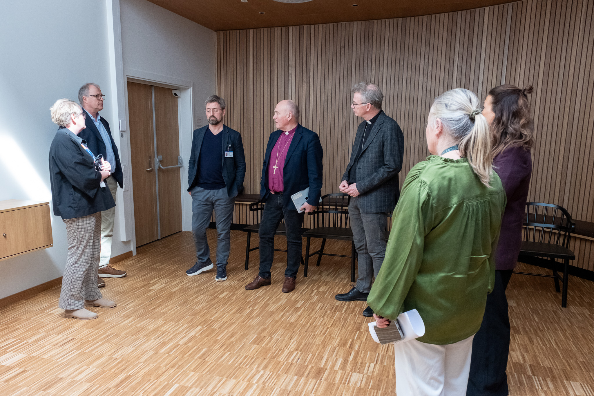 En gruppe mennesker som står i et rom