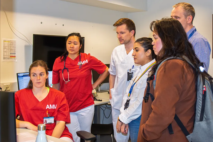 En gruppe mennesker som står sammen