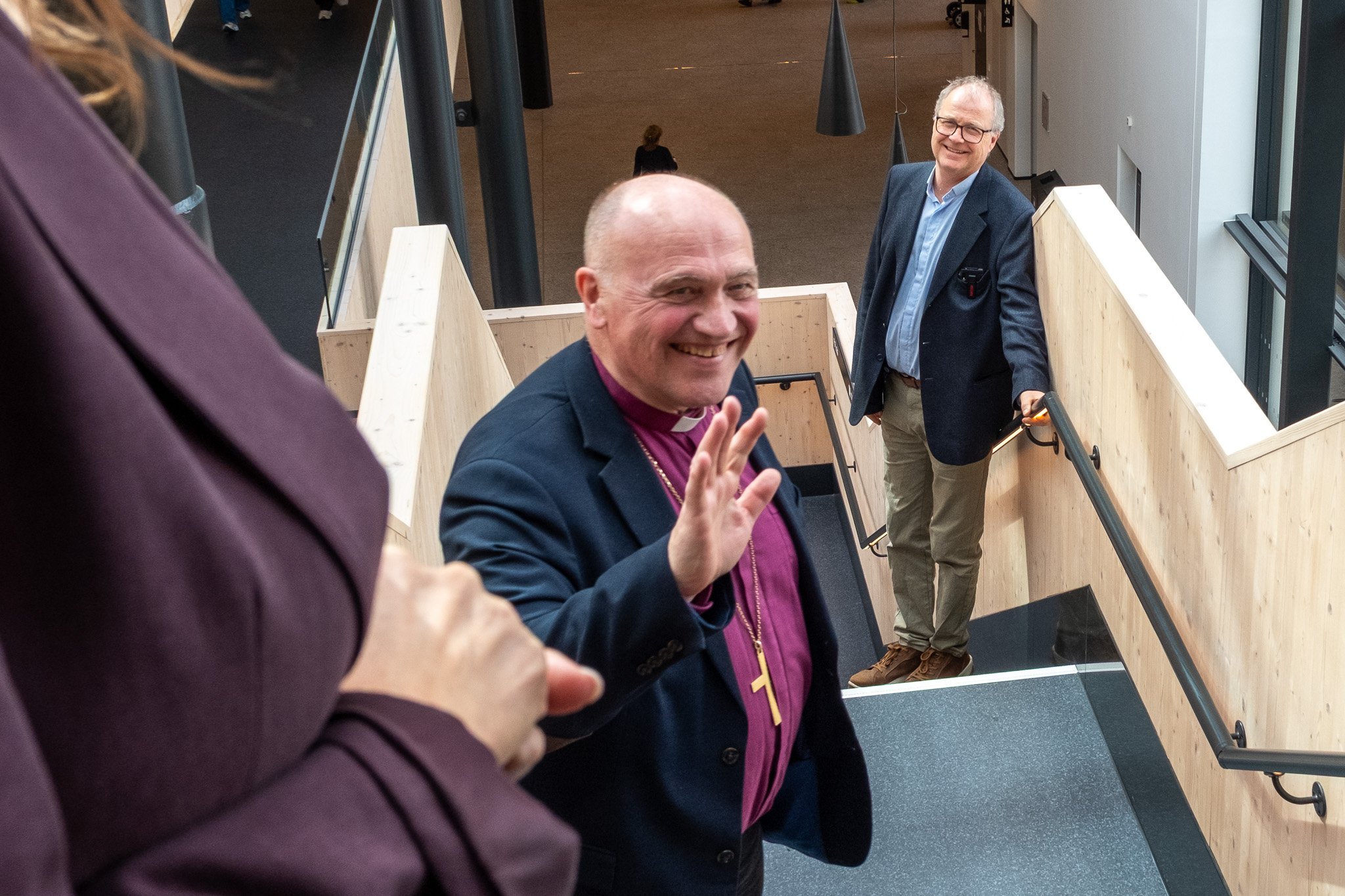 Biskopen som vinker og smiler