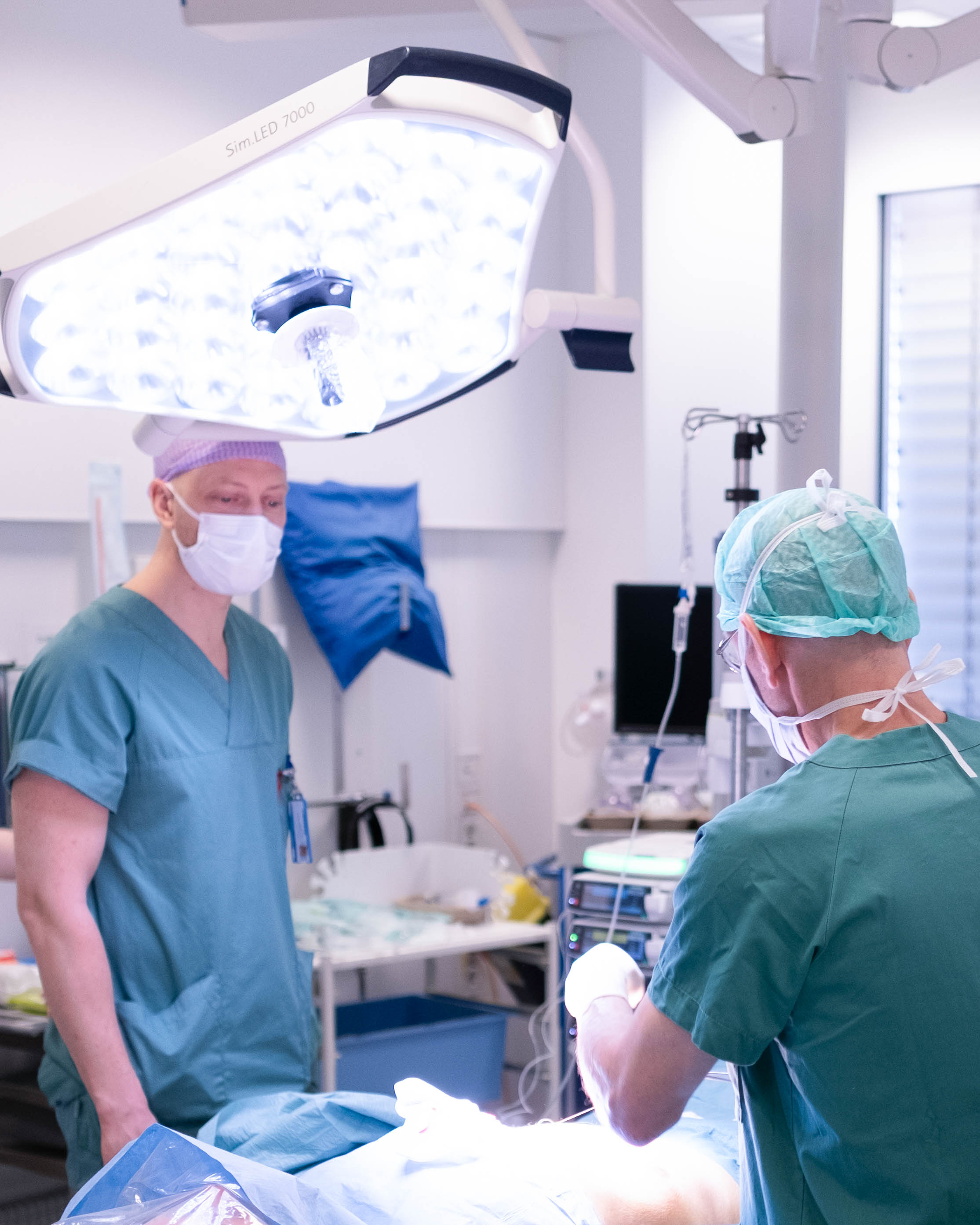 Et par kirurger i et rom