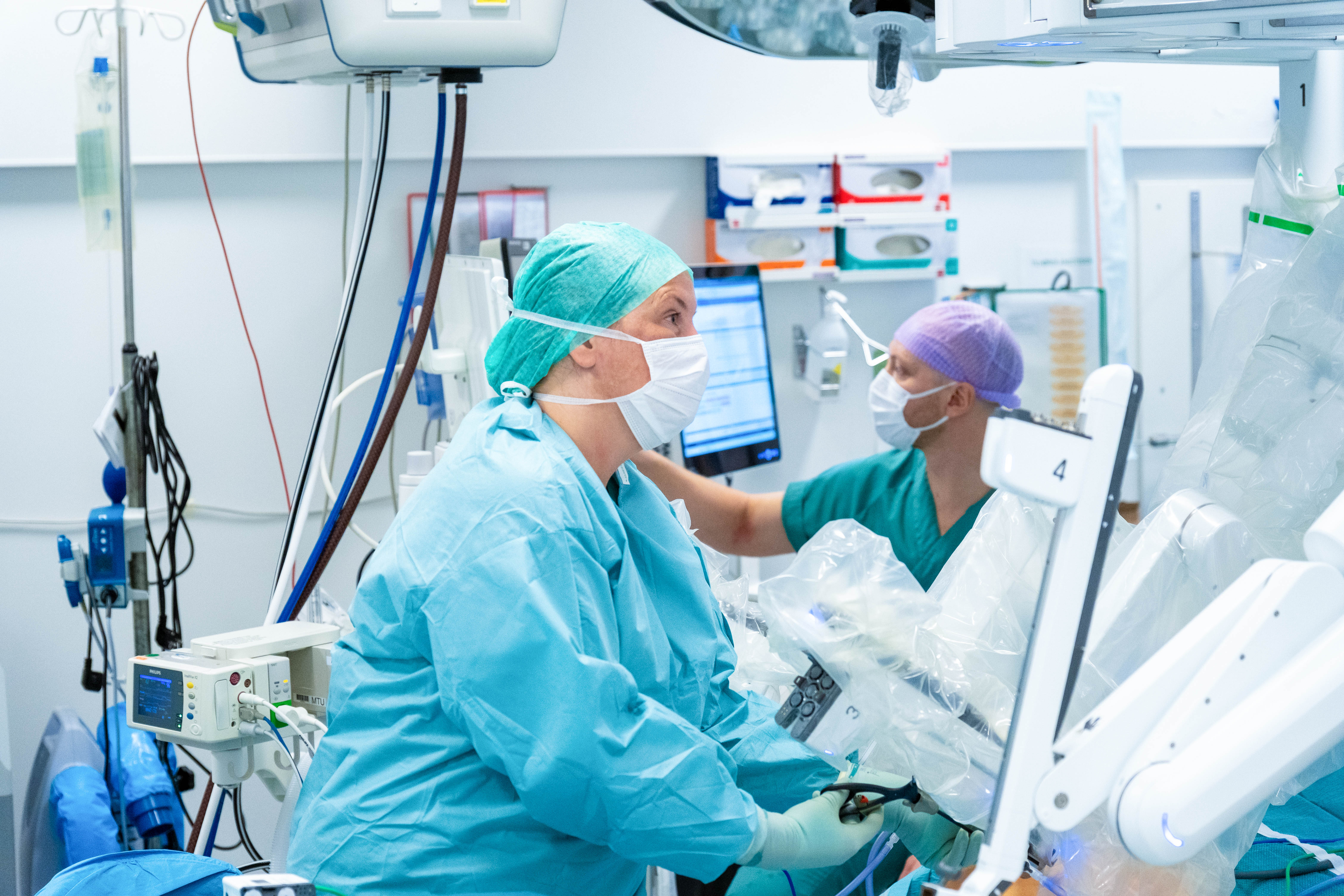 Et par kirurger som utfører kirurgi