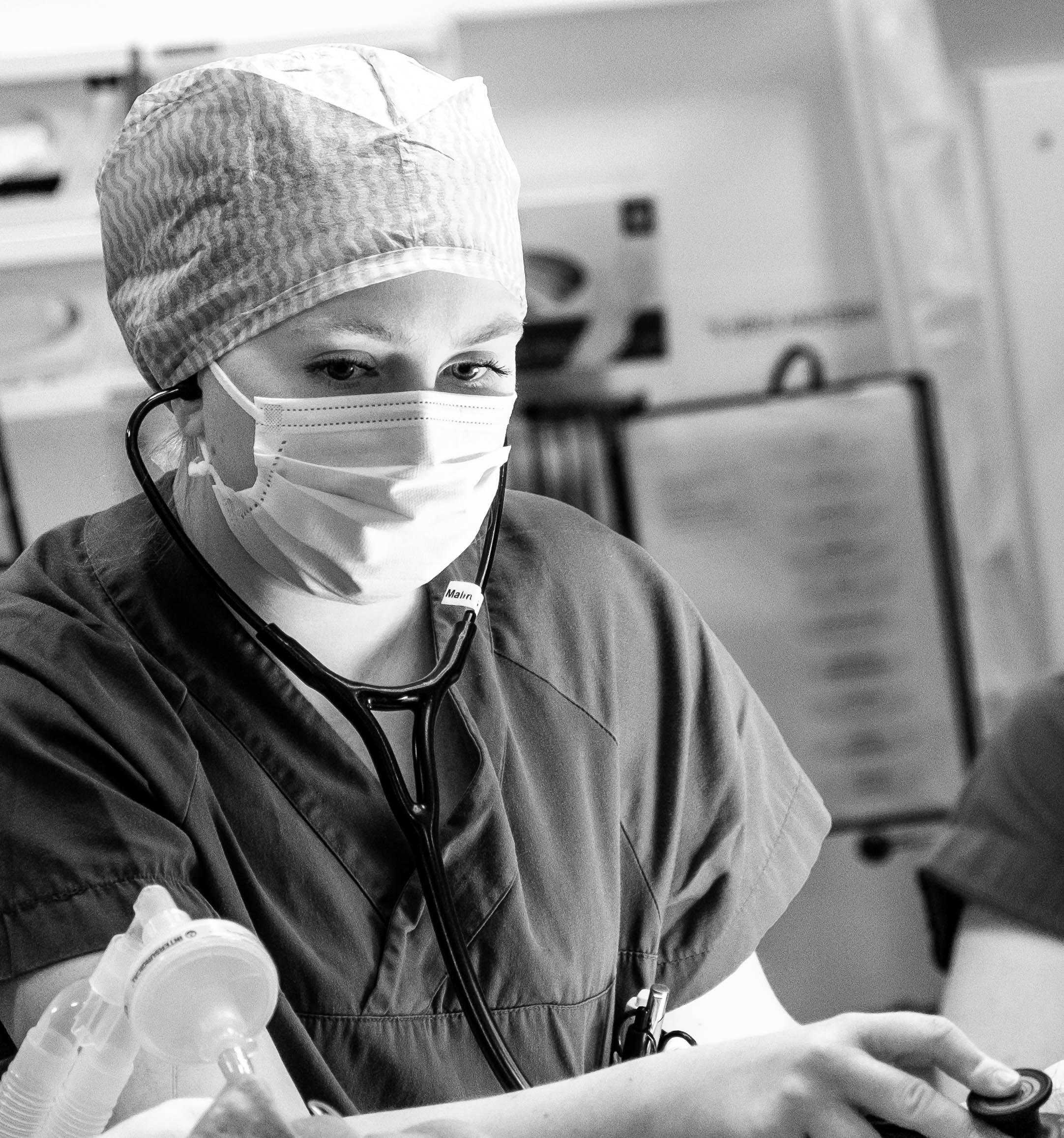 En mann iført maske