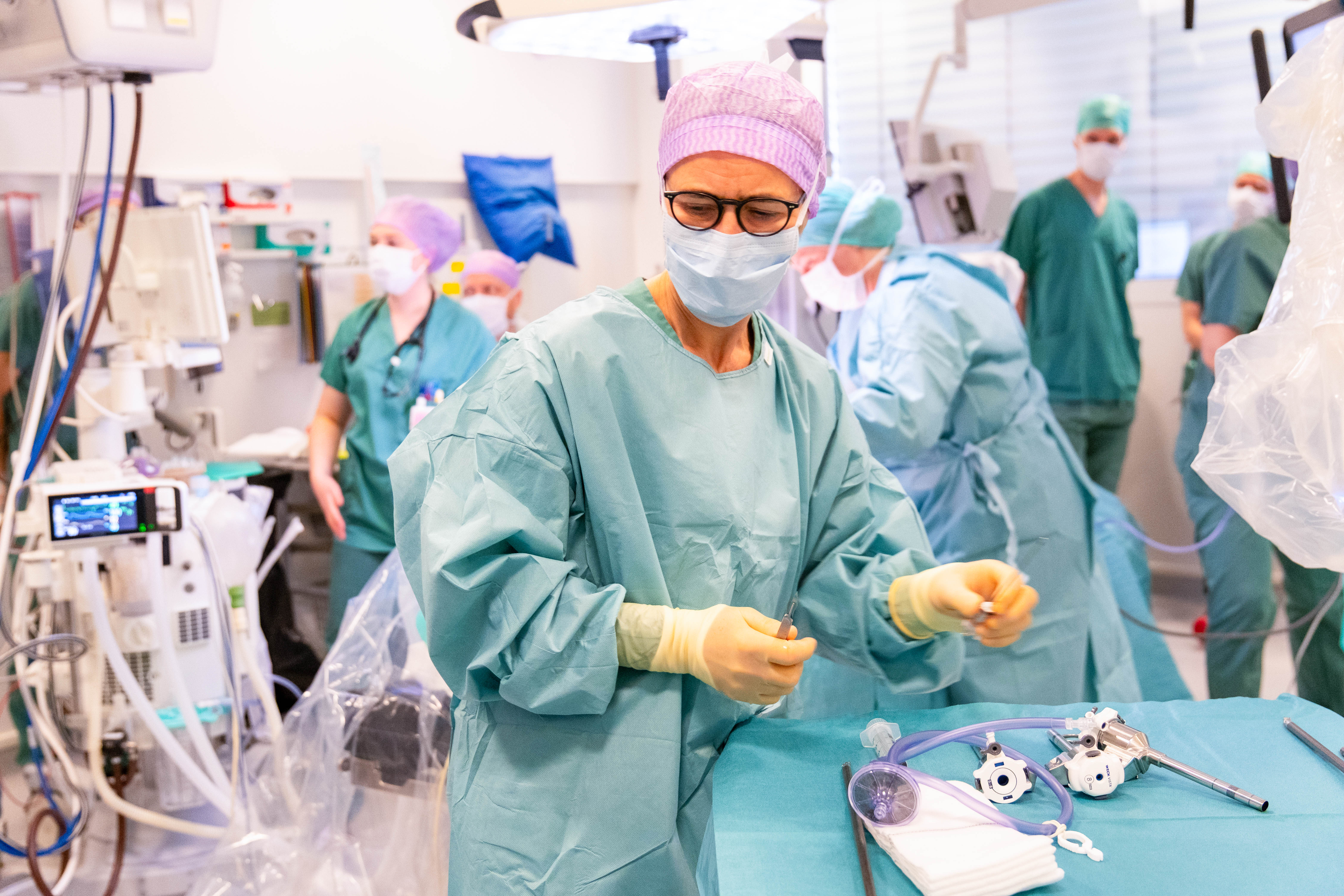 En gruppe kirurger som utfører kirurgi
