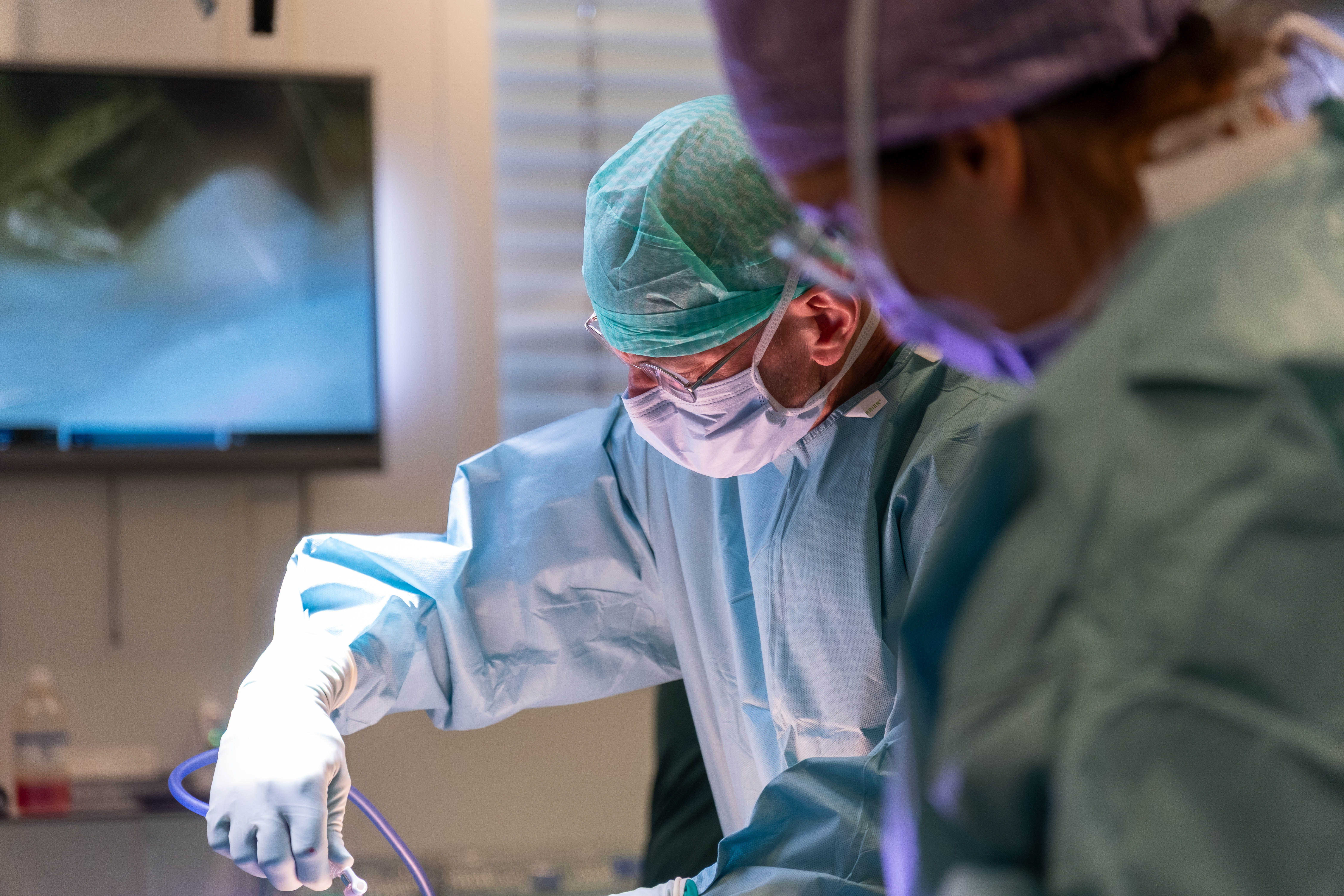 Et par kirurger som utfører kirurgi