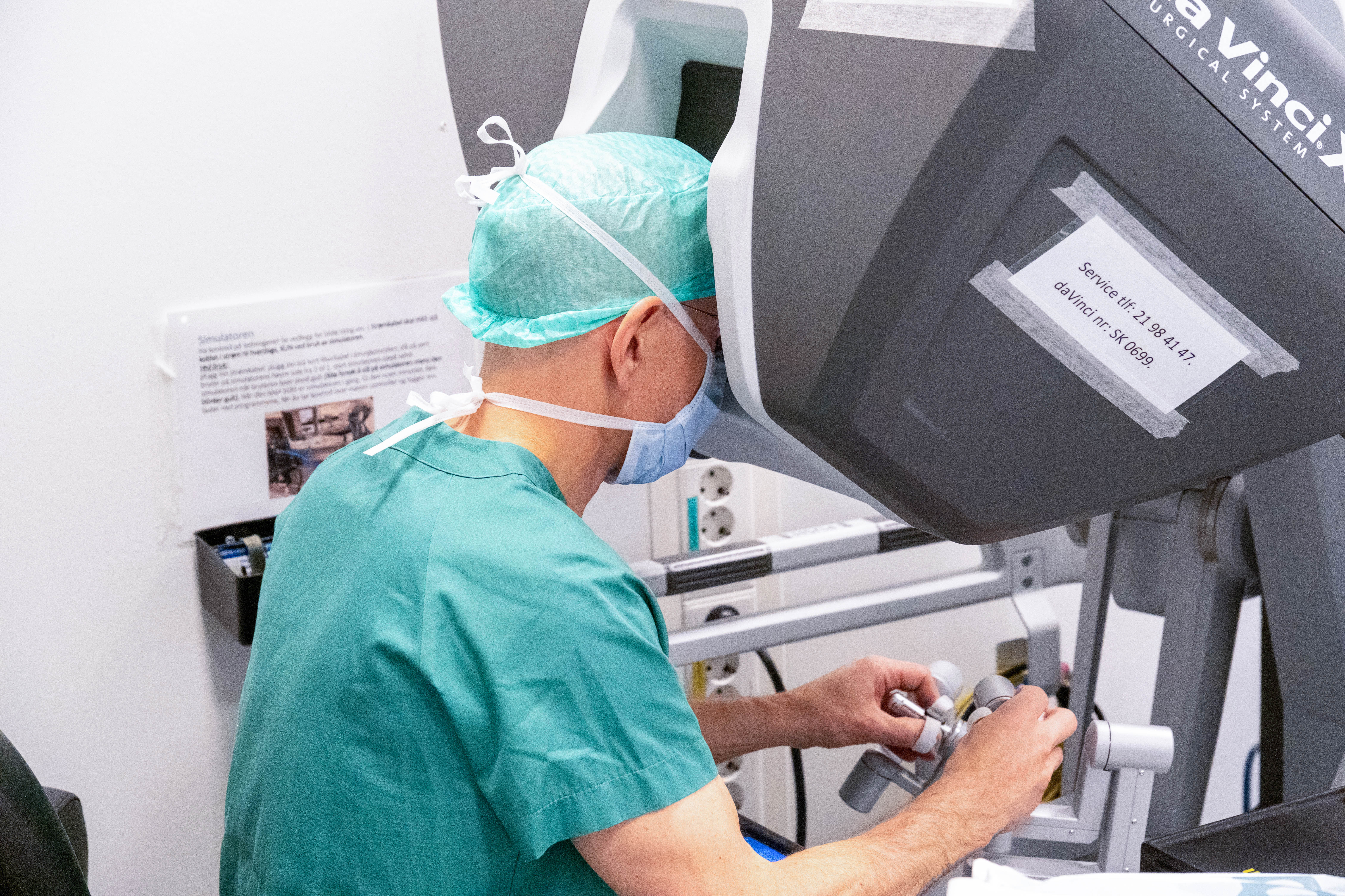 En person som har på seg munnbind