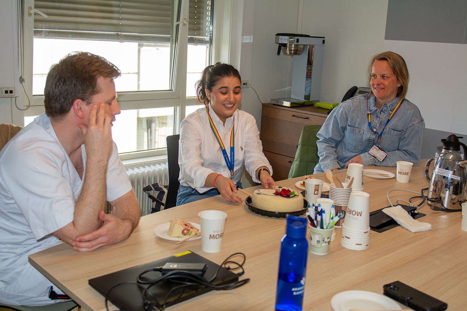 En gruppe mennesker som sitter ved et bord
