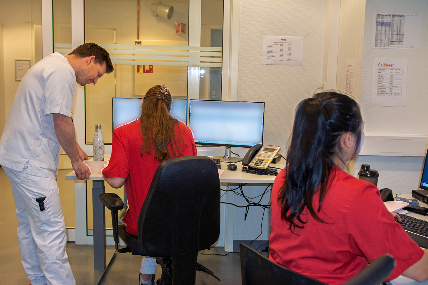 En mann som snakker med en kvinne