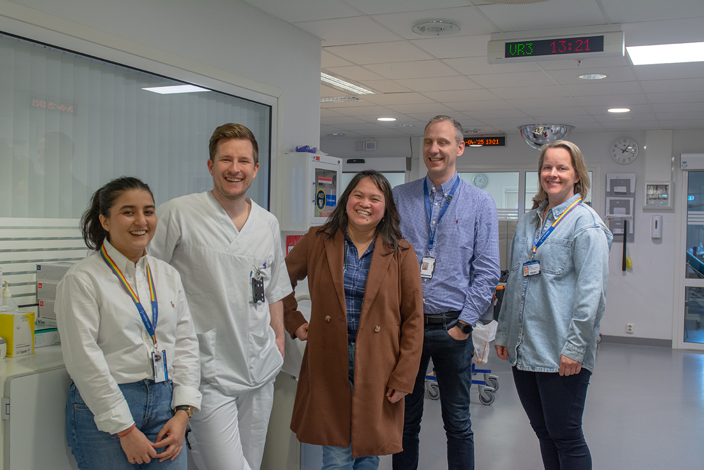 En gruppe mennesker som poserer for et bilde