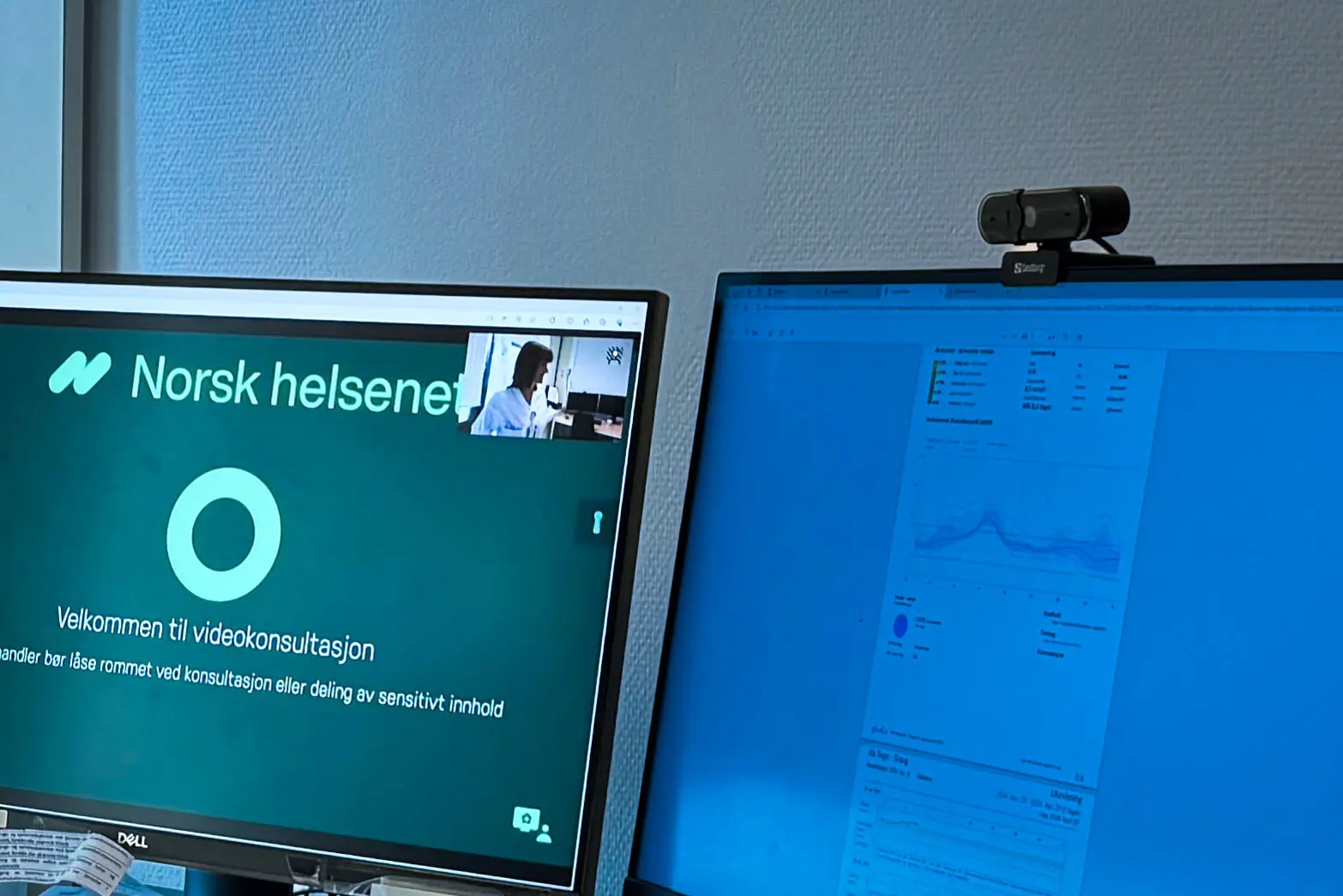 Et par skjermer med tekst på