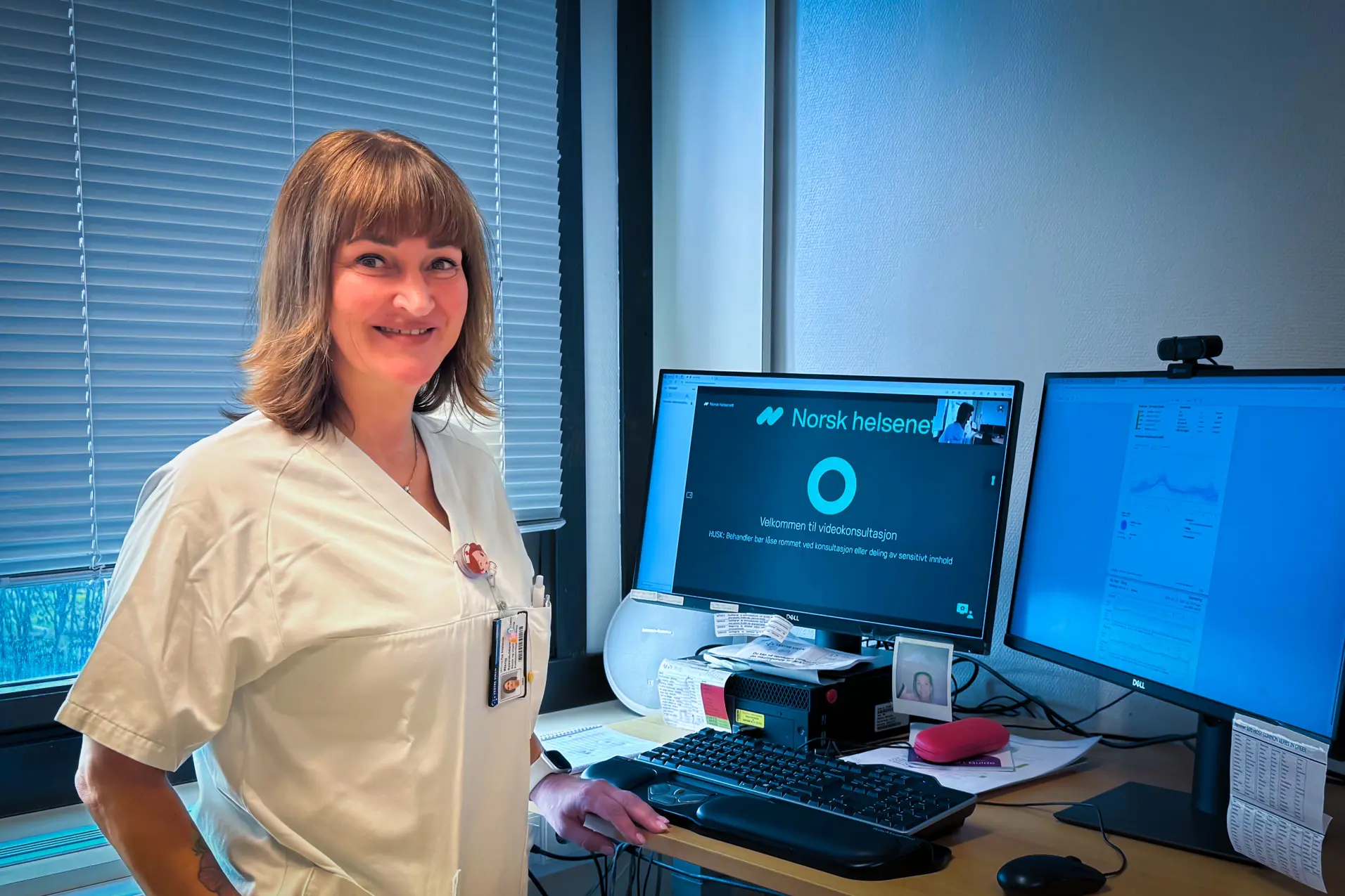 En person i hvit skjorte