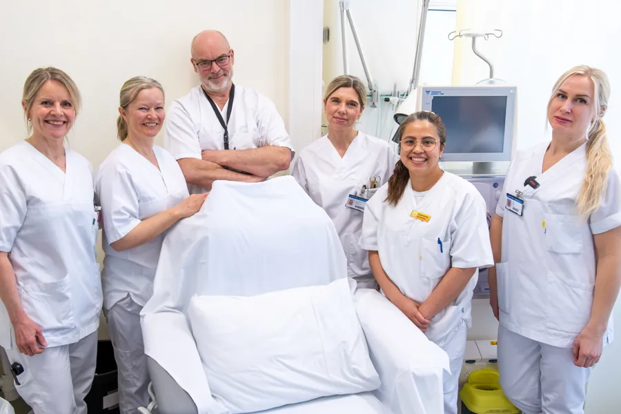 En gruppe mennesker som poserer for et bilde