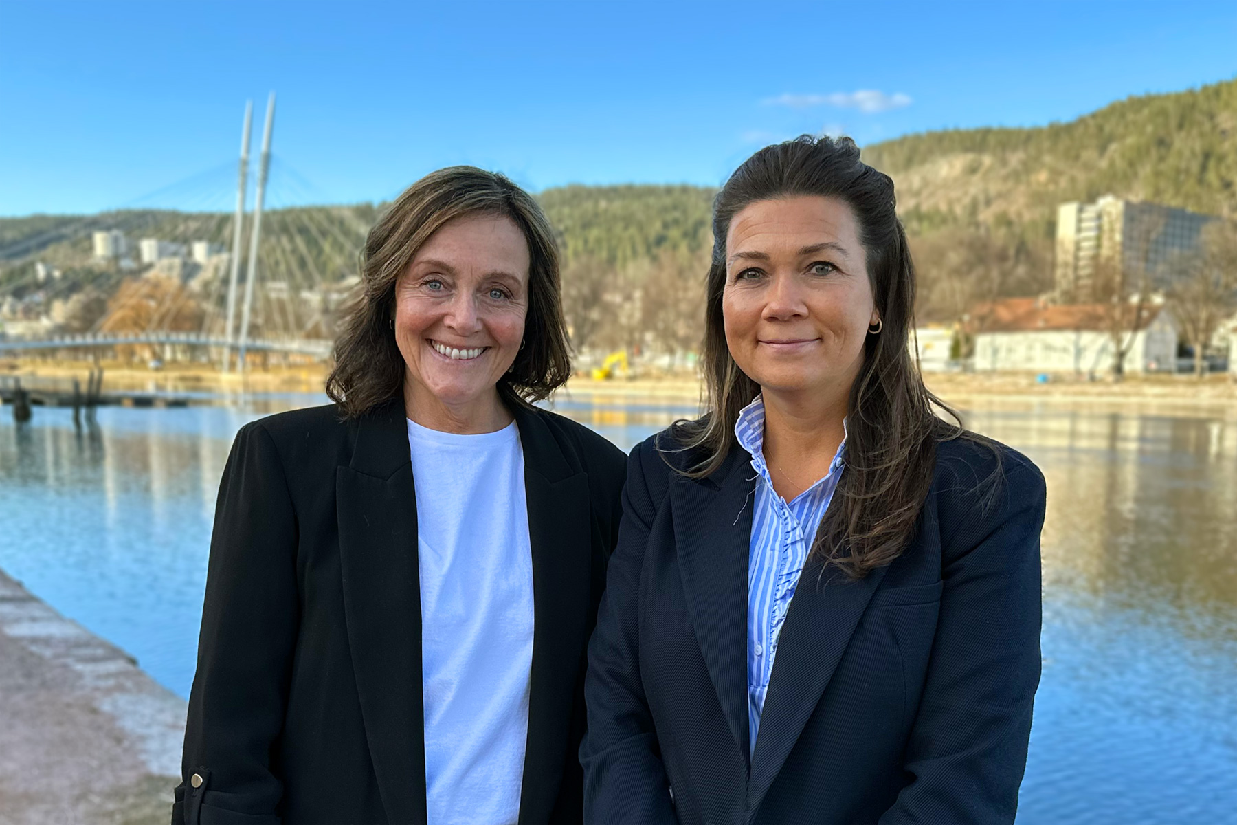 Et par kvinner som smiler