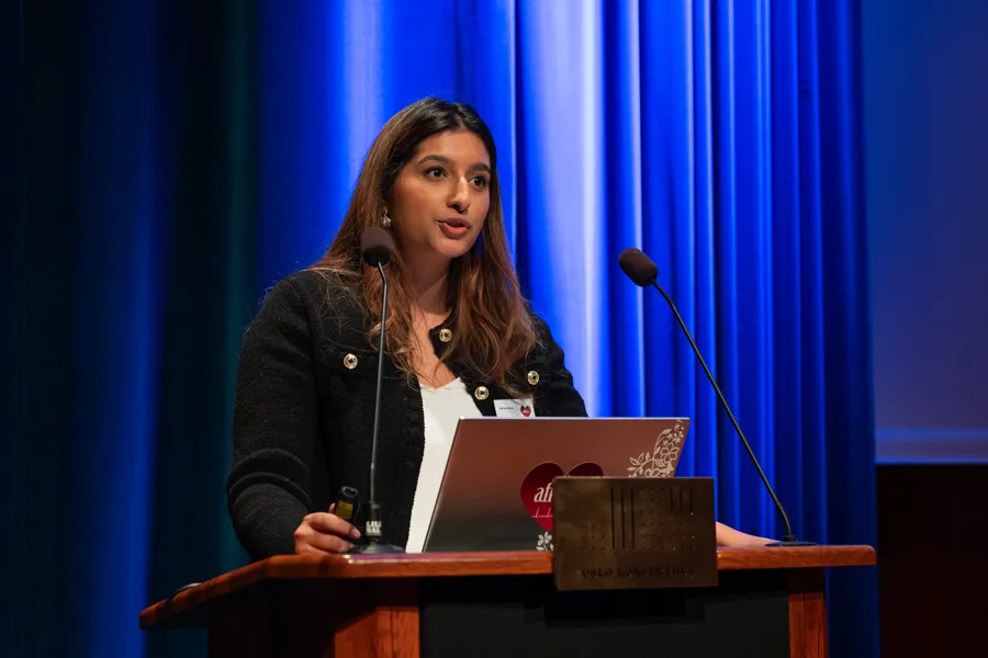 En kvinne som står på et podium