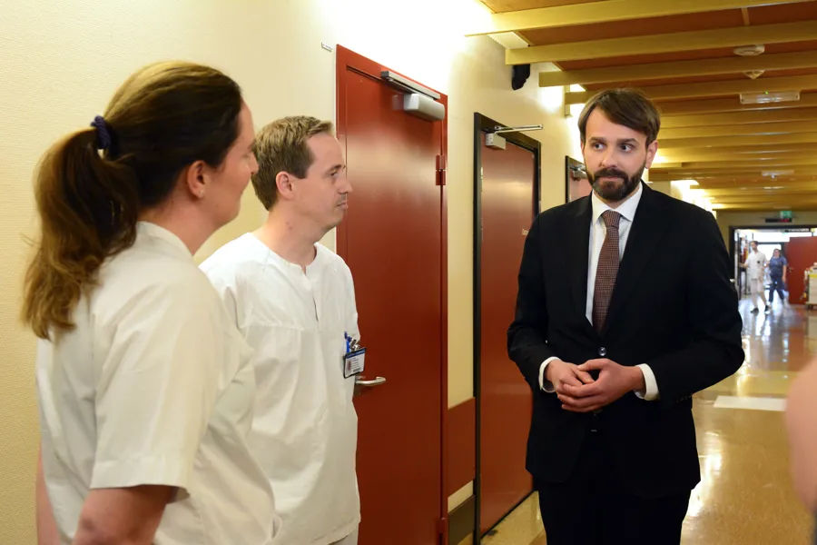 En person som snakker med en gruppe mennesker