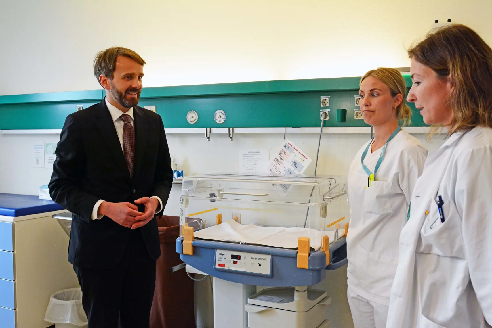 En mann og en kvinne i et laboratorium