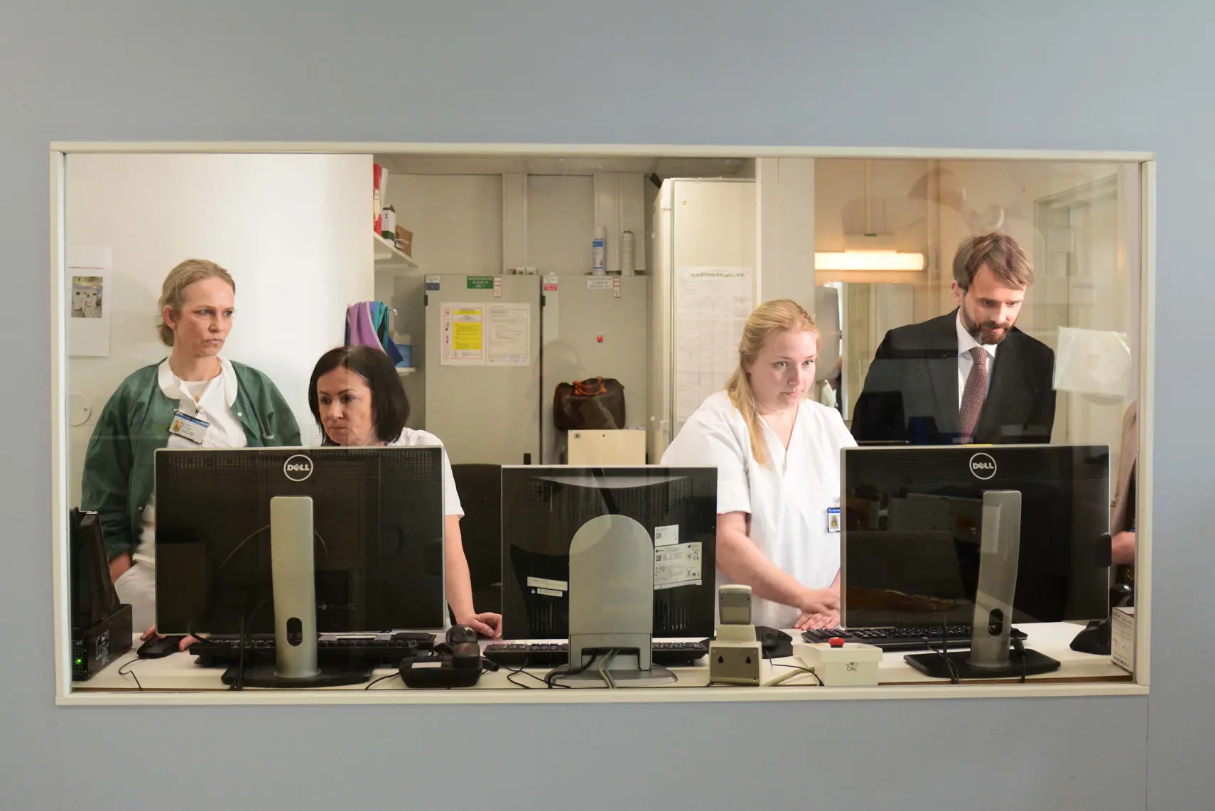 En gruppe mennesker i et rom