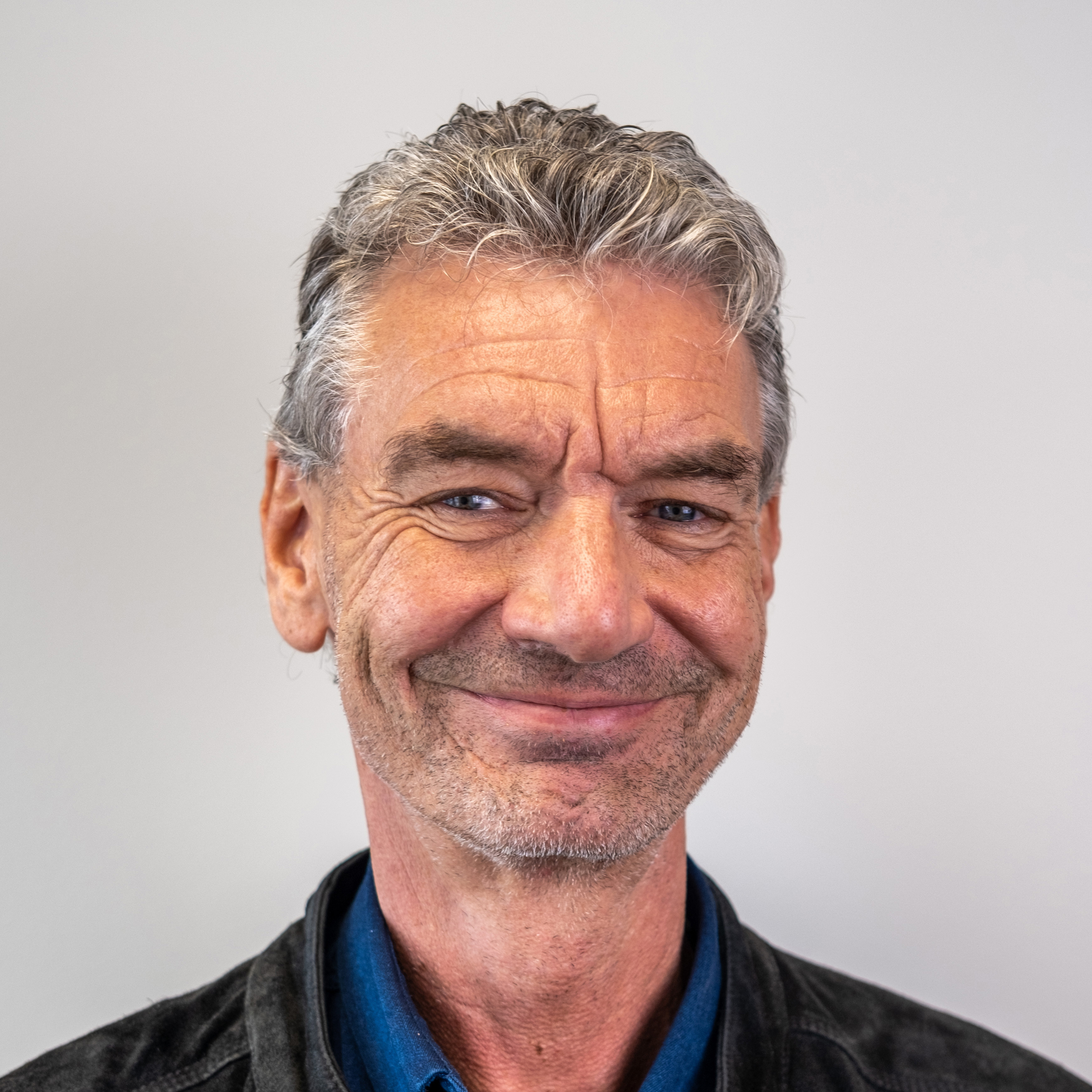 En mann som smiler til kameraet