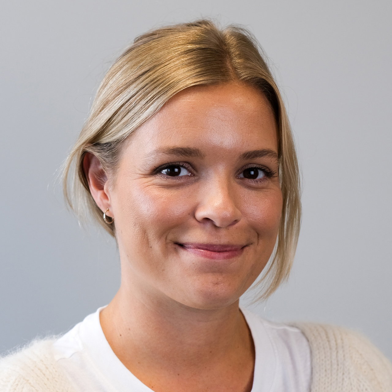 En person med blondt hår