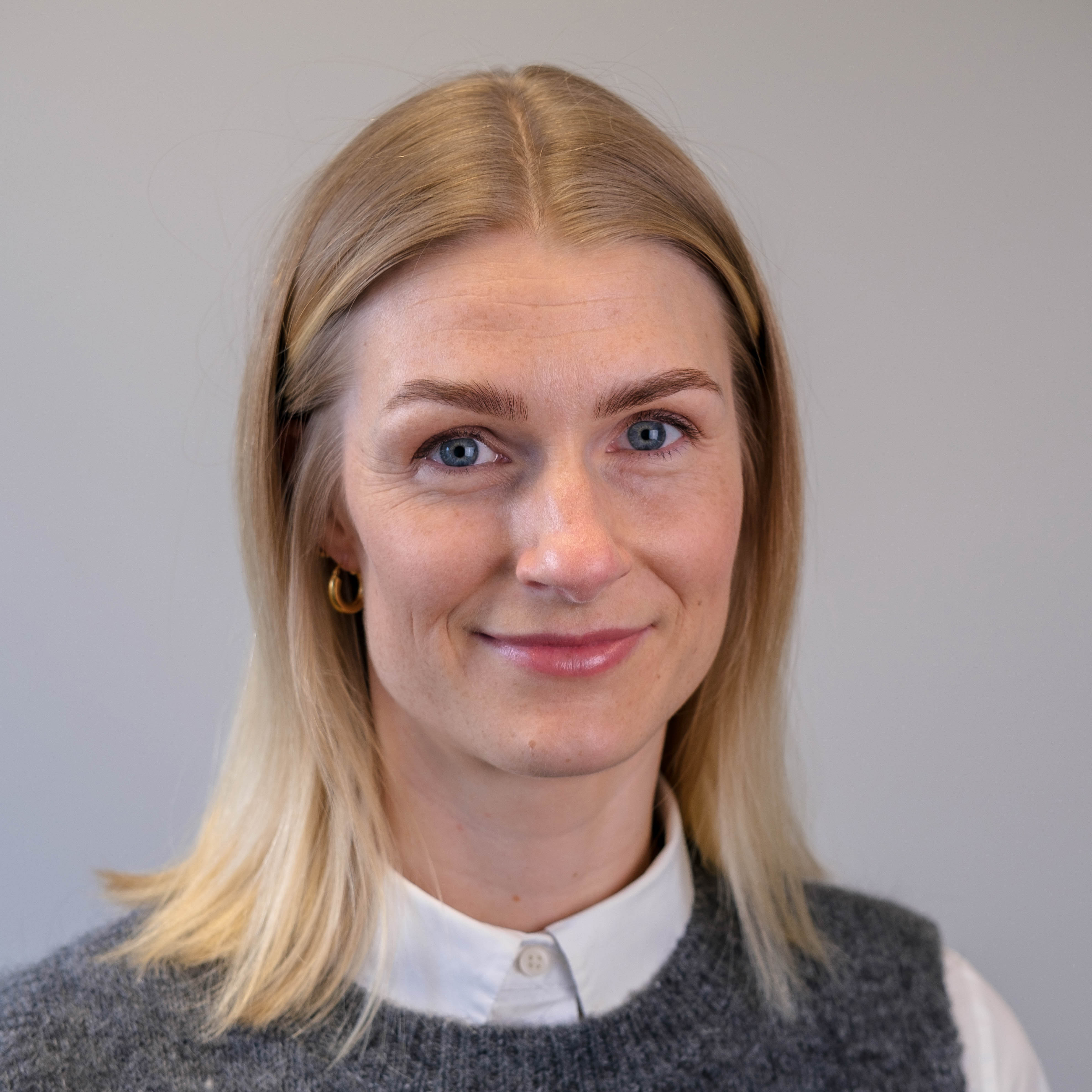 En kvinne med blondt hår