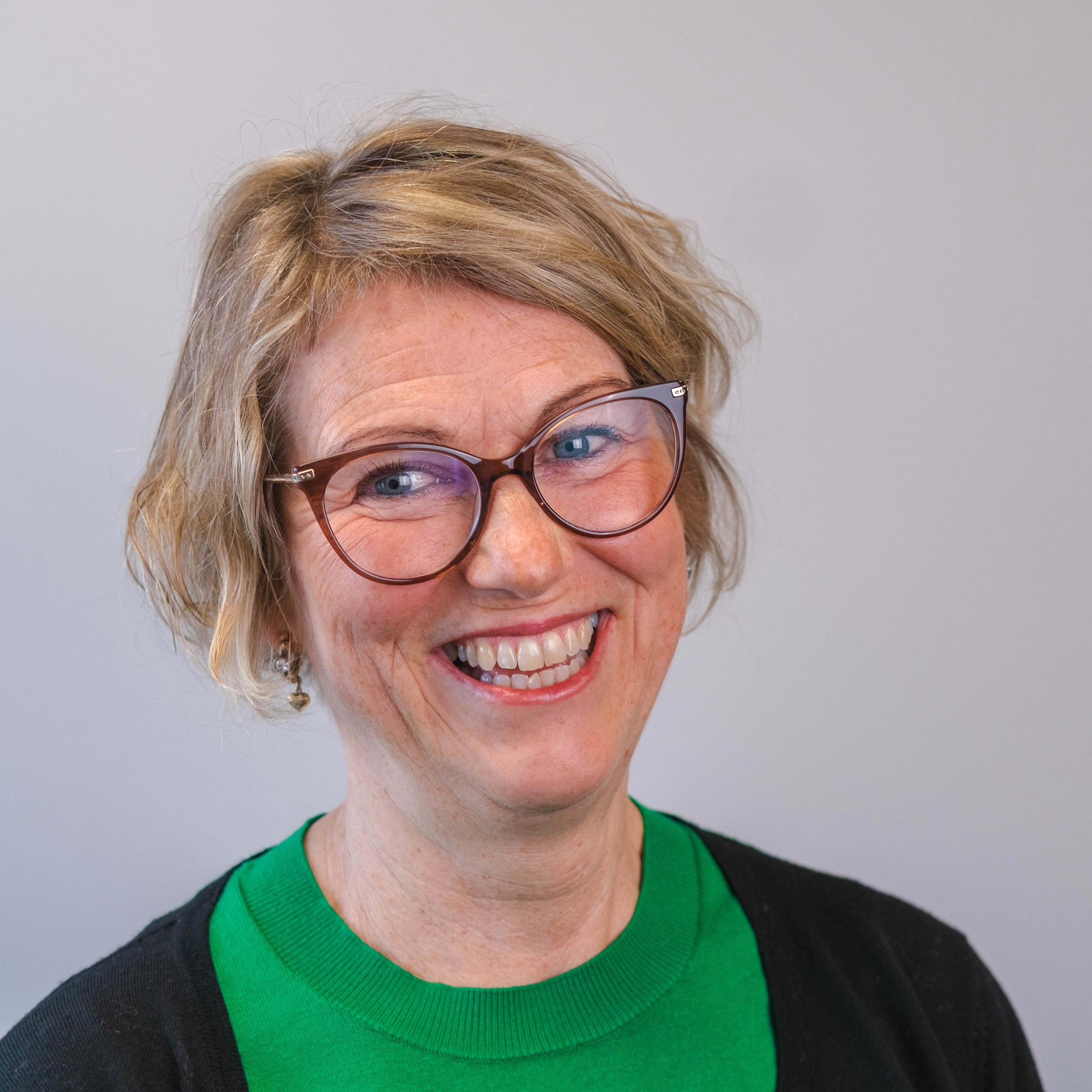 En mann med briller
