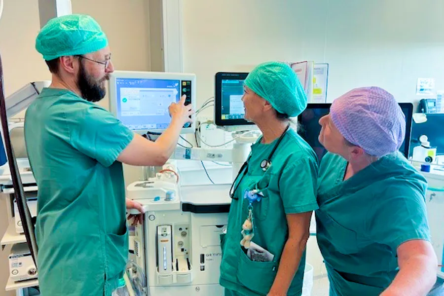 En gruppe personer i et rom