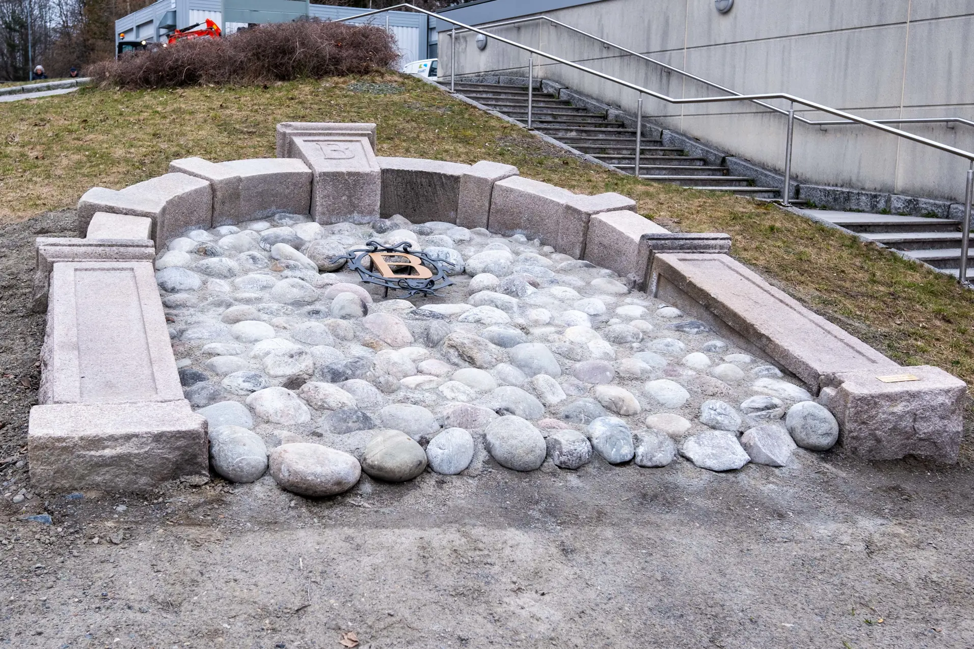 En steinmur med en steingangvei