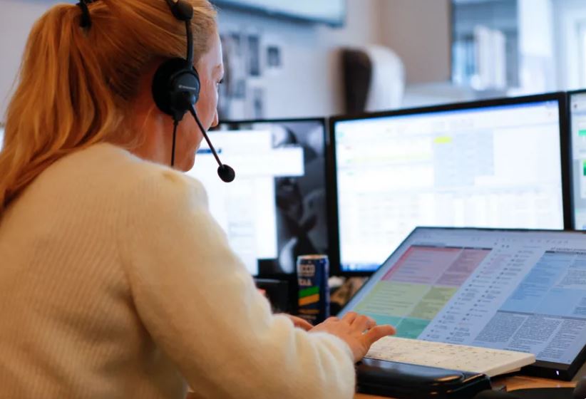 En person som bruker en datamaskin