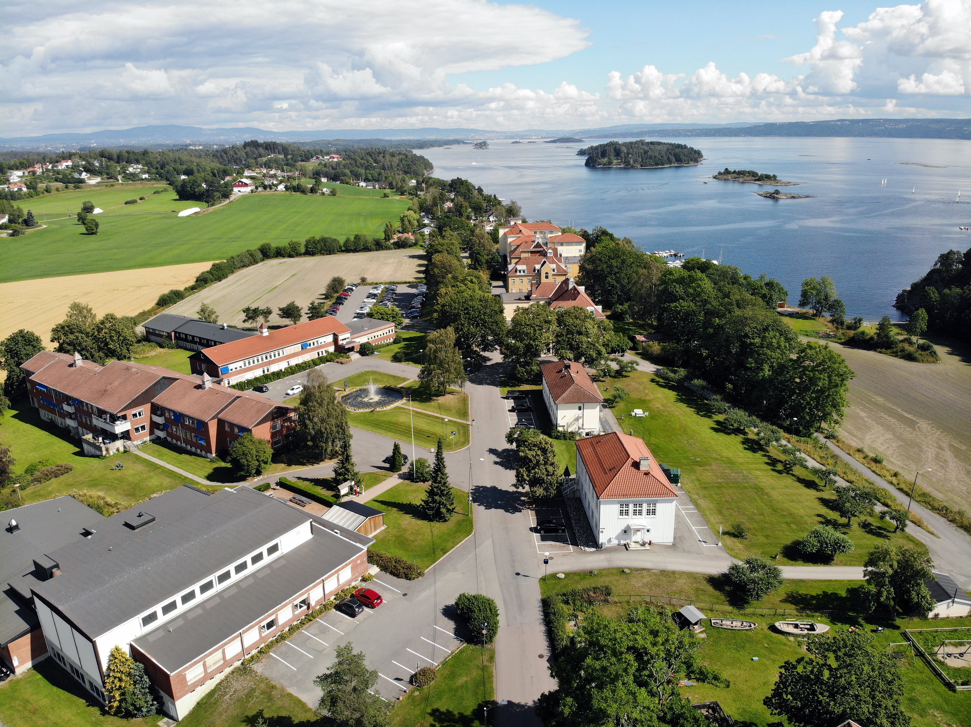 Dronefoto av Blakstad sykehus