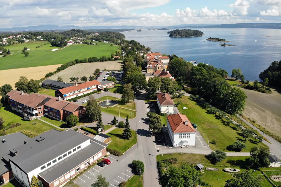 Dronefoto av Blakstad sykehus