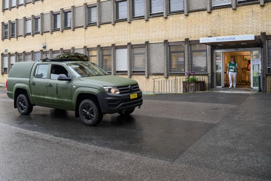 En bil parkert foran en bygning