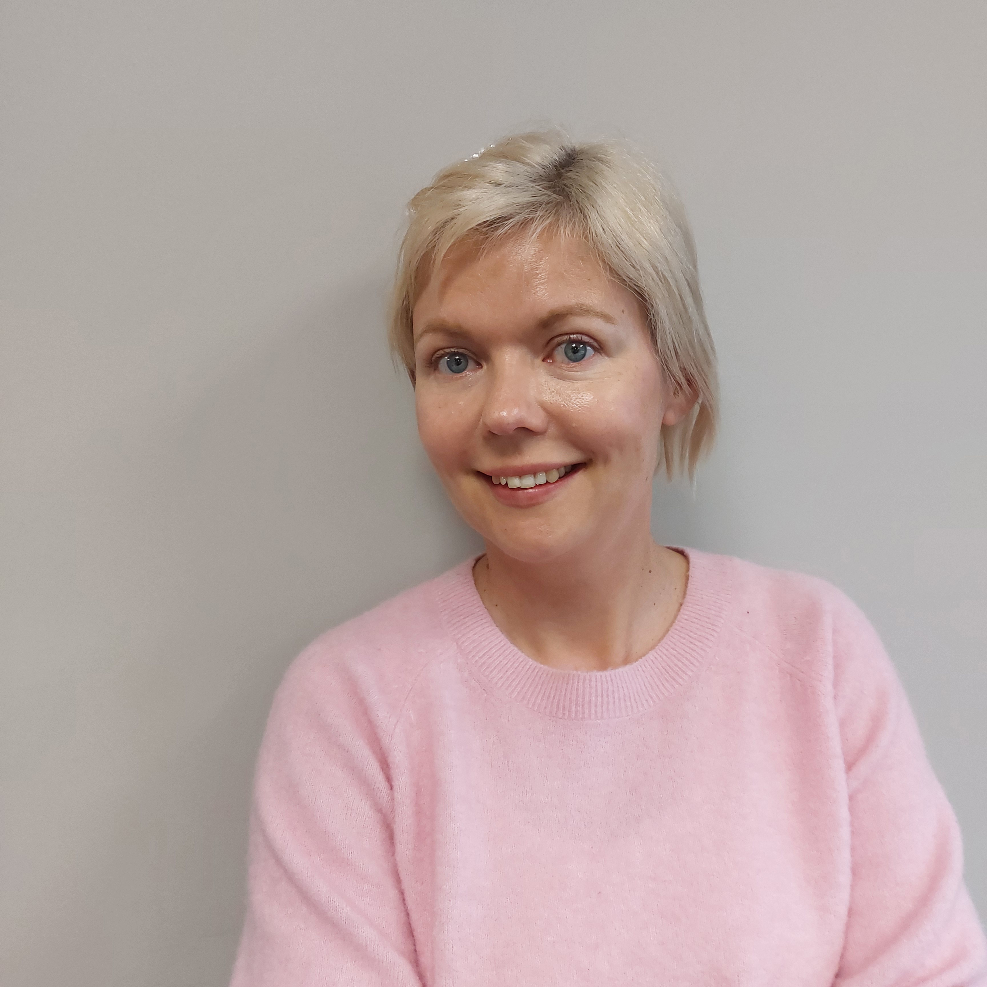 En kvinne i rosa skjorte