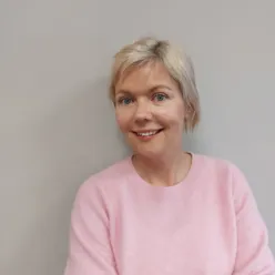 En kvinne i rosa skjorte