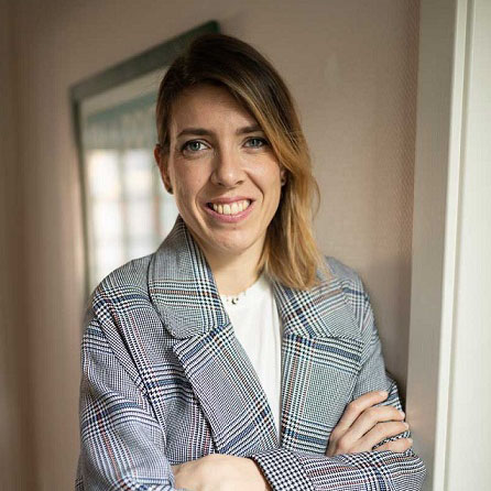 En kvinne med armene i kors
