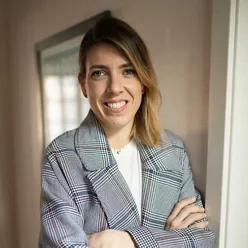 En kvinne med armene i kors
