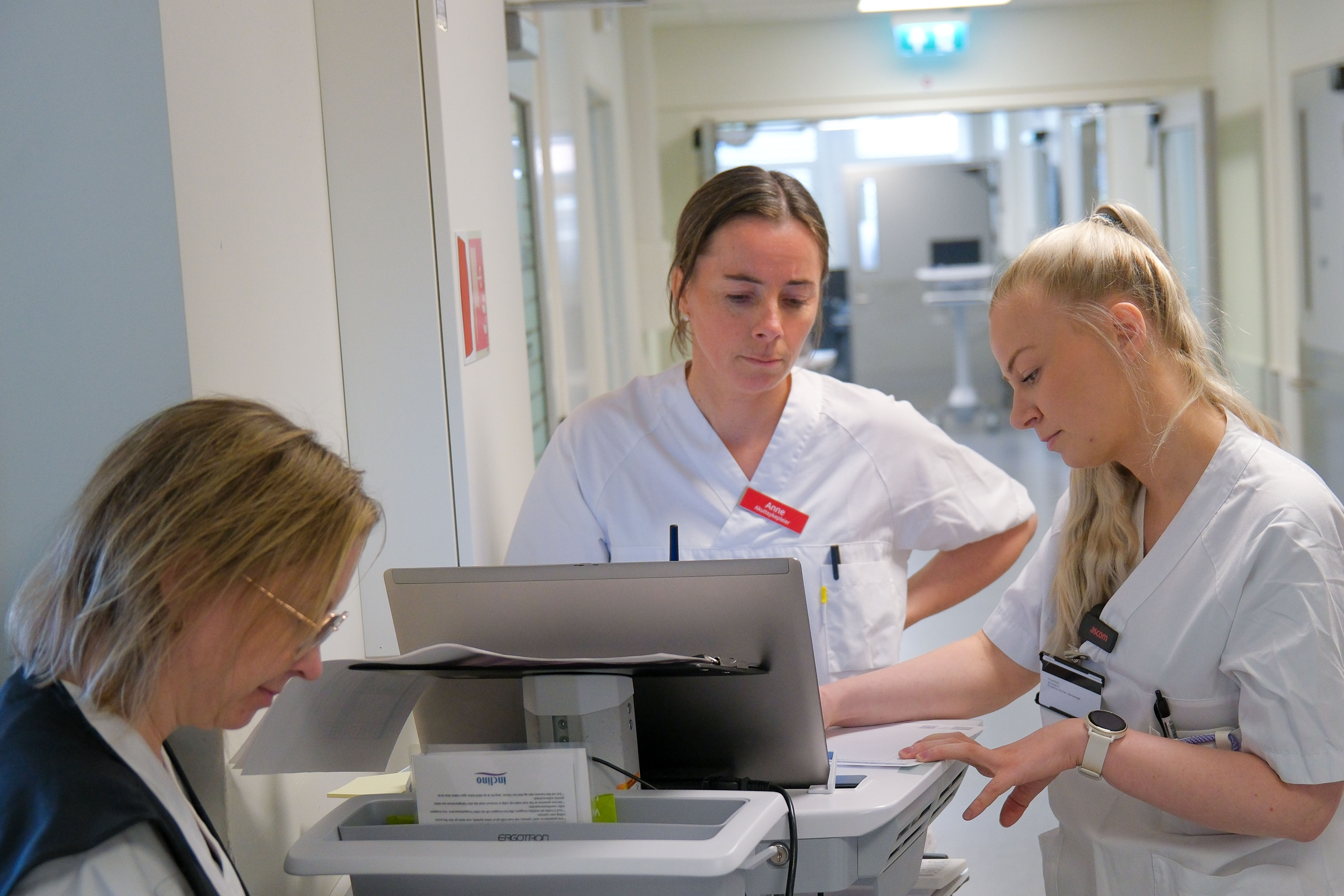 Noen få kvinner i et laboratorium