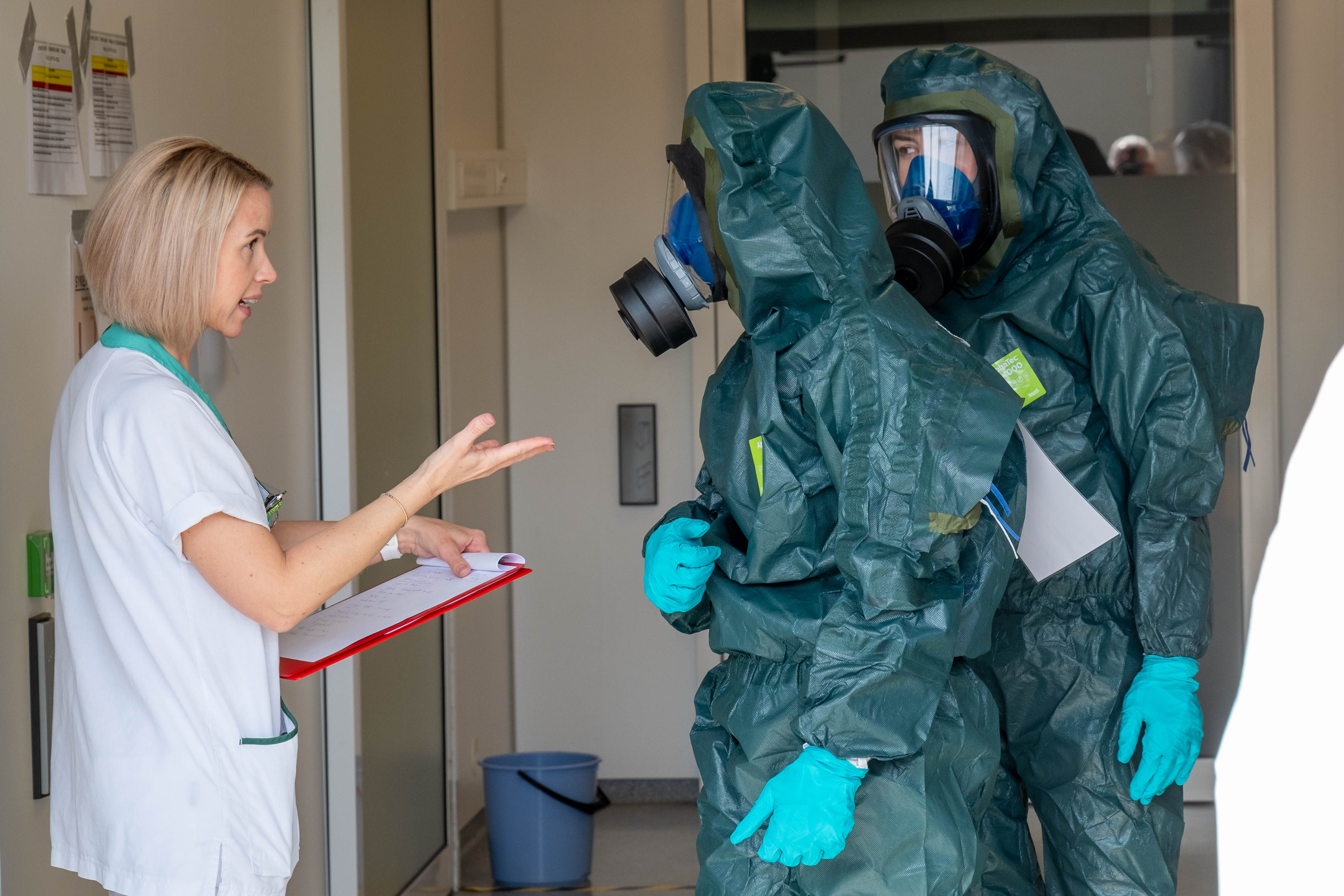 En mann som står ved siden av en person i et klesplagg