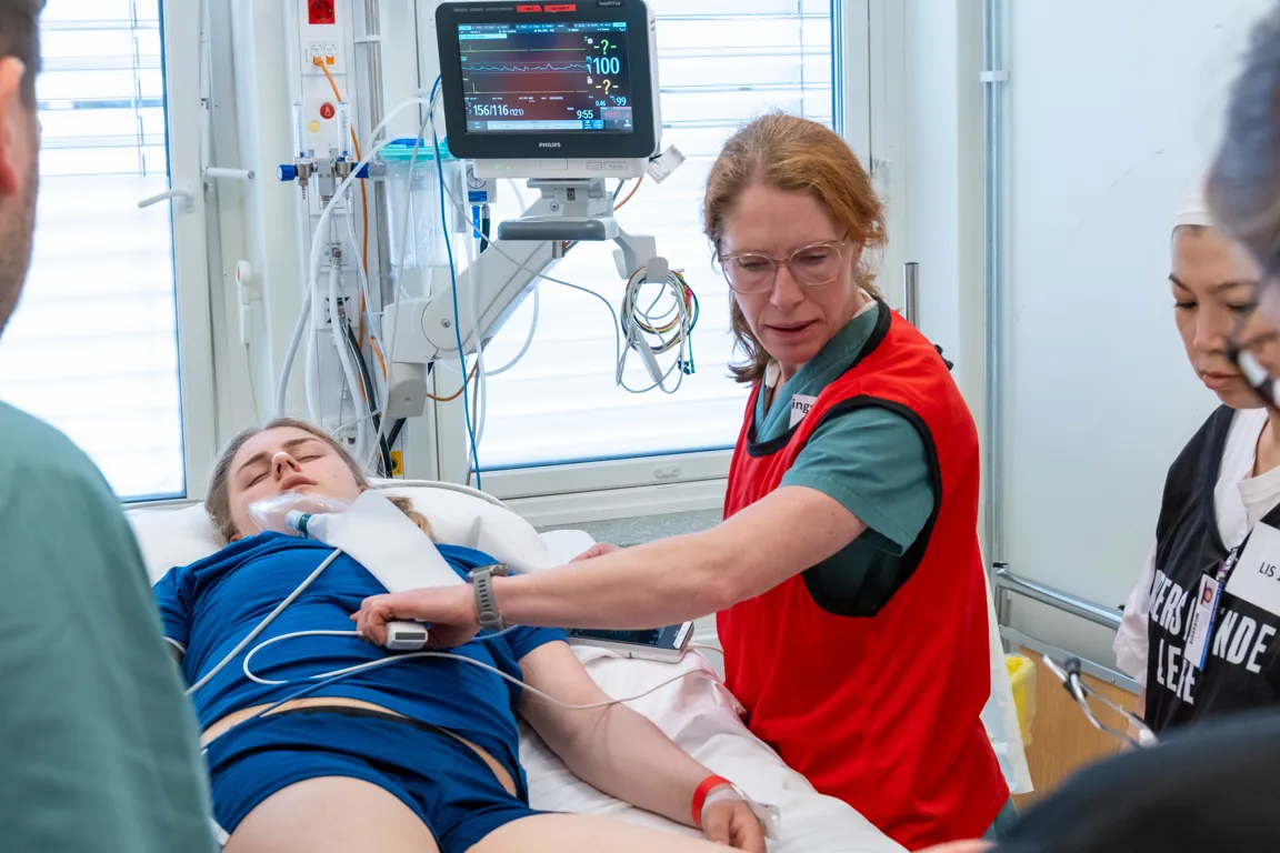 En person som holder en baby