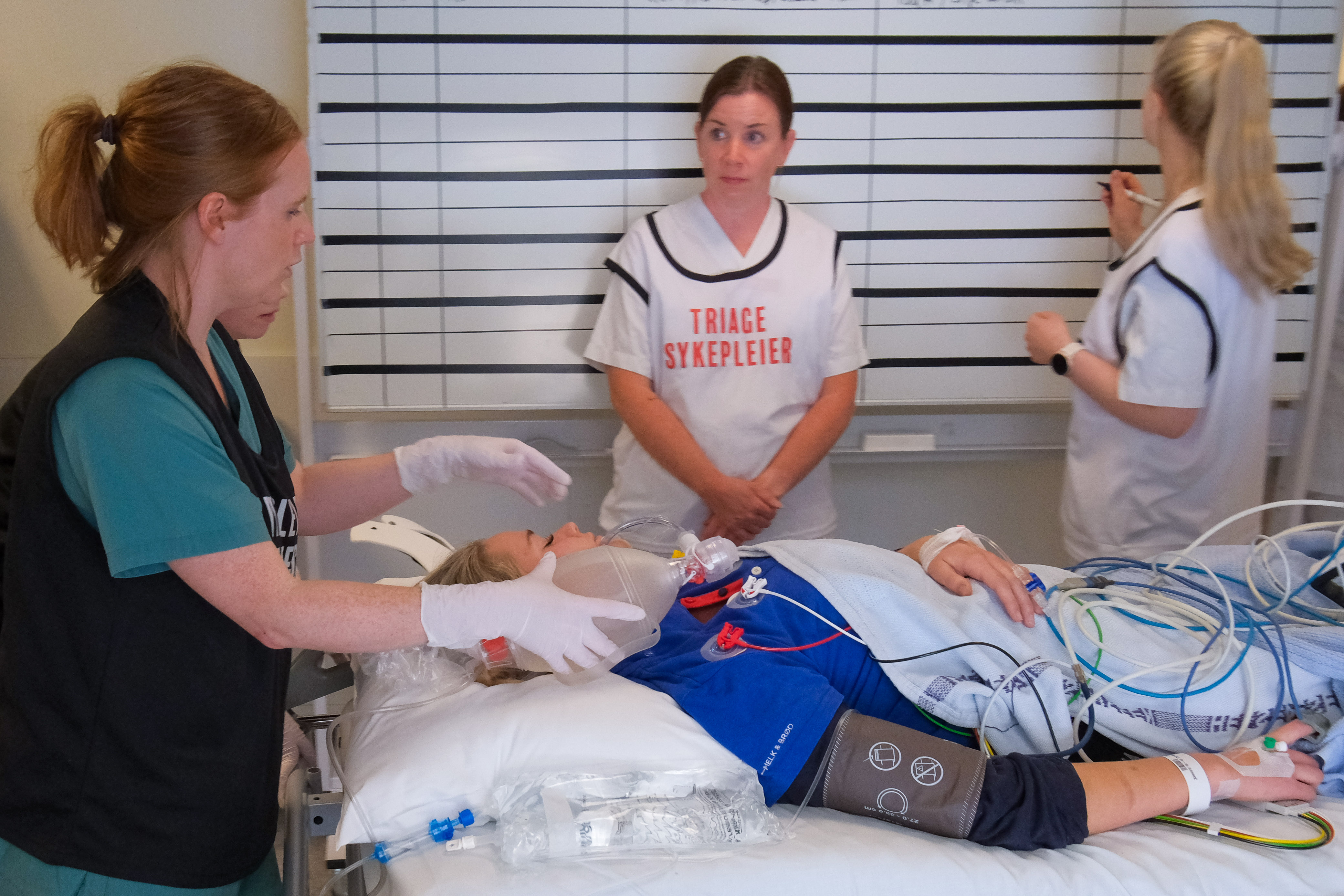 En person som tar seg av en pasient