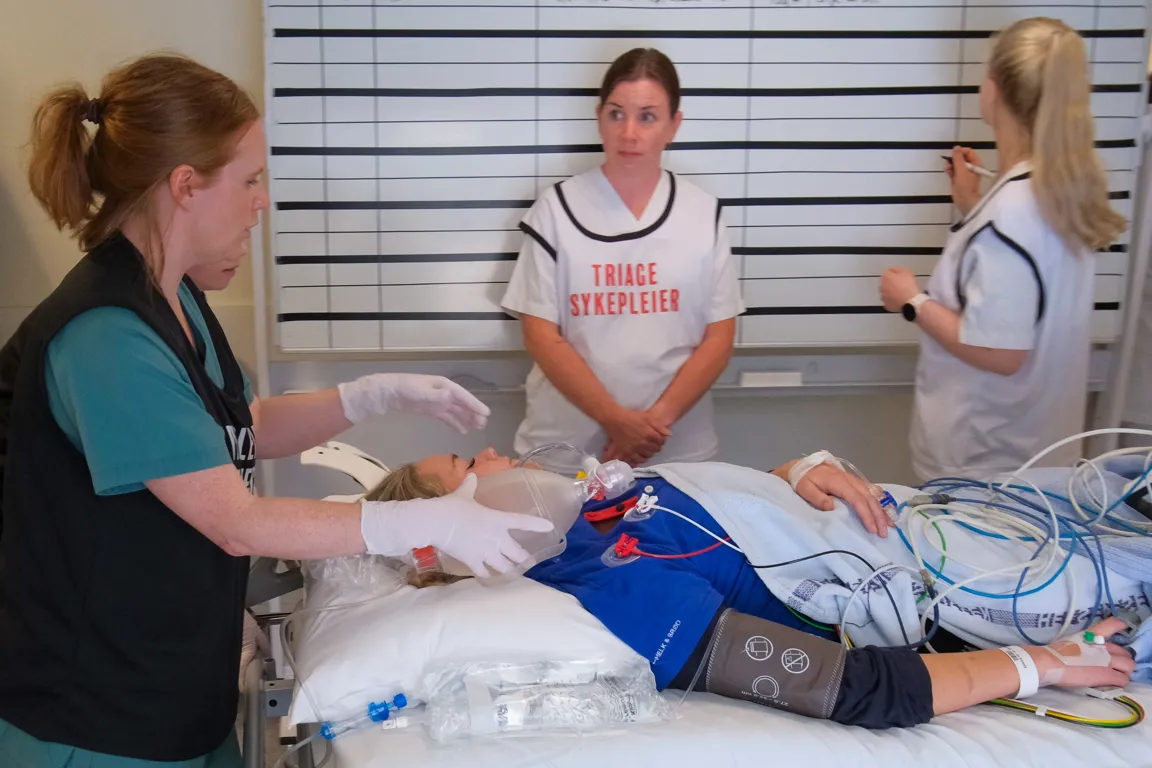 En person som tar seg av en pasient