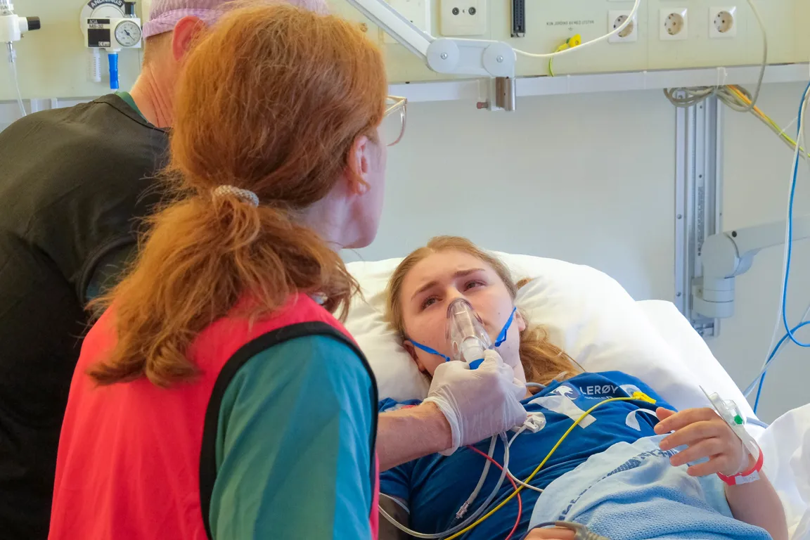 En person som holder en baby