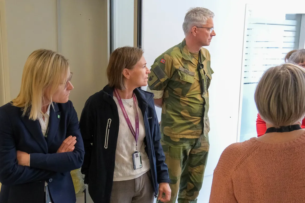 En gruppe mennesker som snakker